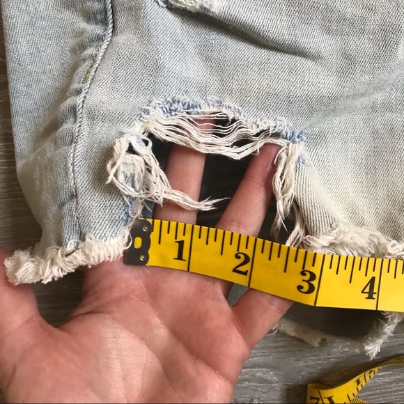 5/$20 SALE ✨ AEO Distressed Midi Stretch Light Wash Denim Jean Short - Picture 9 of 10